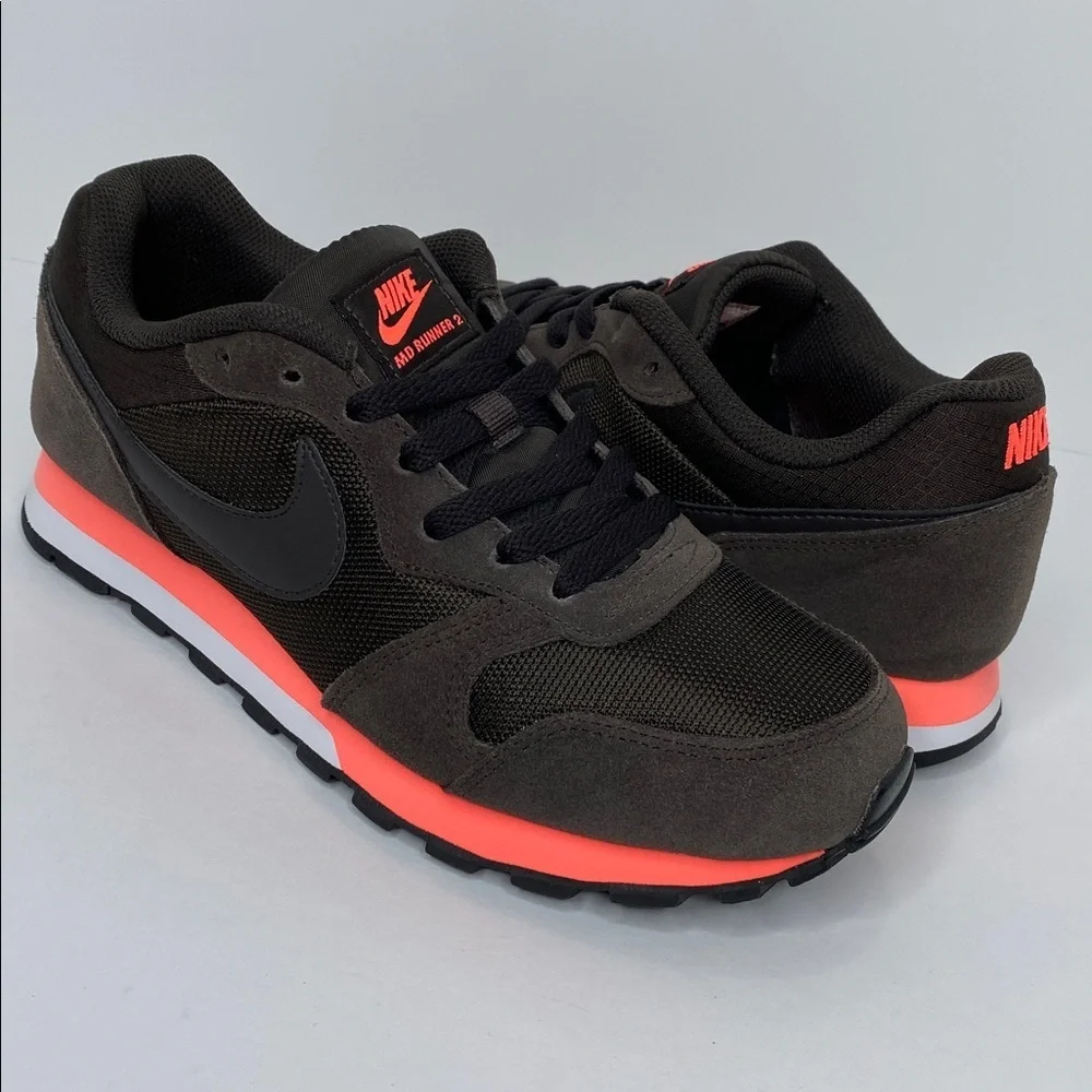 Women’s Nike MD Runner 2 size 7 (749869 228)